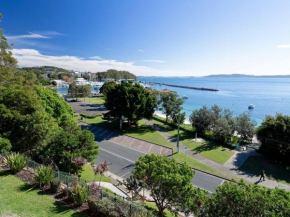 1 'Kiah', 53 Victoria Parade - stunning views, wifi, aircon, just across the road to the water